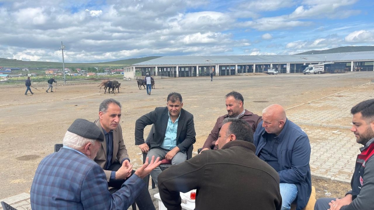 Kurban Bayramı Öncesi Kars Hayvan Pazarı'nda İl Müdürü Enver Aydın yetiştiricilerle buluştu