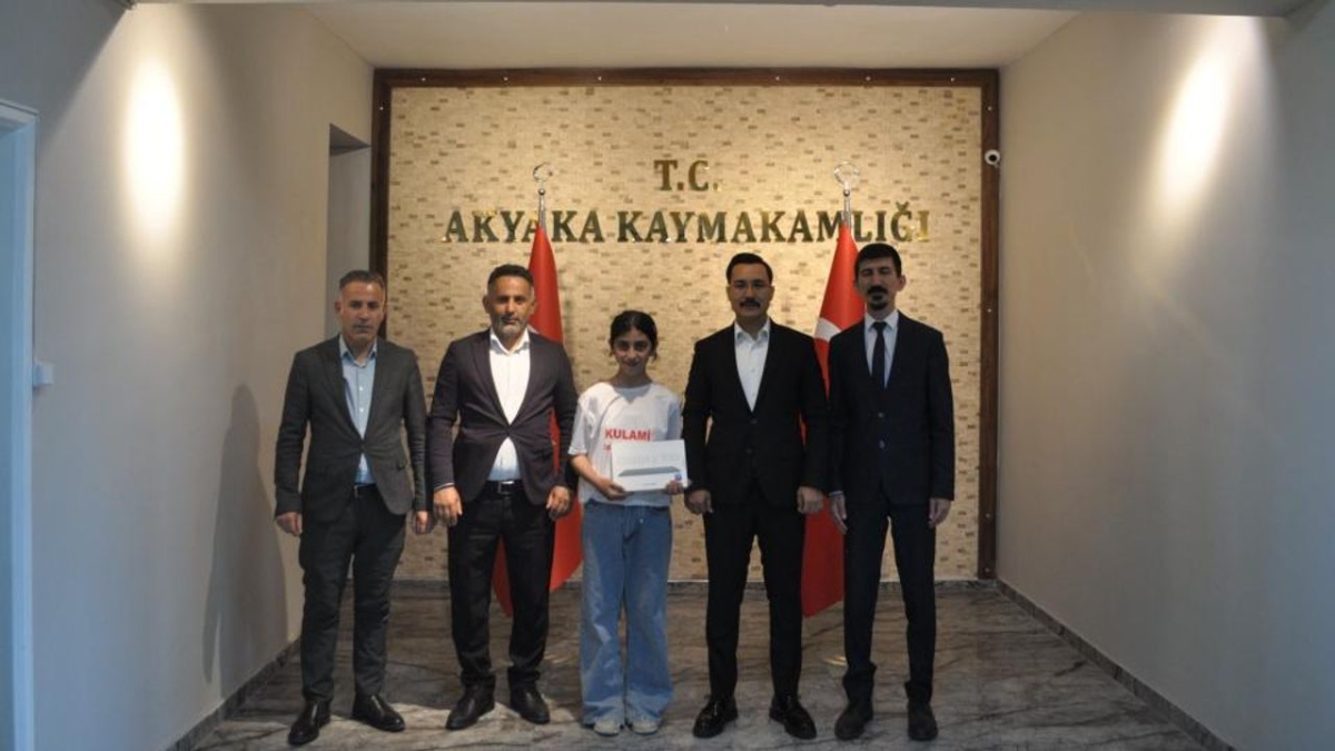 Akyaka Kaymakamı İsmail Demirtaş'tan Türkiye ikincisi öğrenciye ödül