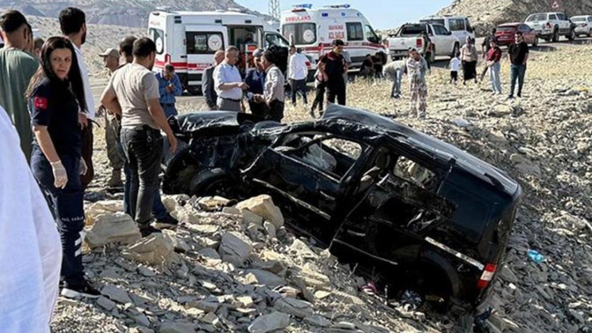 Şırnak’ta feci kaza: Hafif  ticari araç uçuruma yuvarlandı: 3 ölü