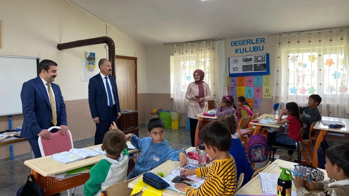 Arpaçay Kaymakamı ve Belediye Başkanı, Yalınçayır Mahallesi İlkokulunu ziyaret etti