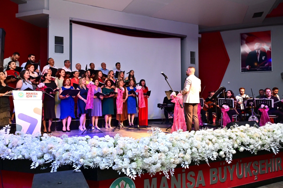 Manisa'da “Türkü Gibi Şarkılar” ayakta alkışlandı