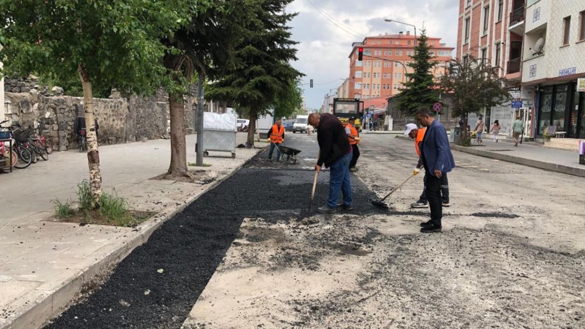 Kars Belediyesi bozulan yolların yapımına hız verdi