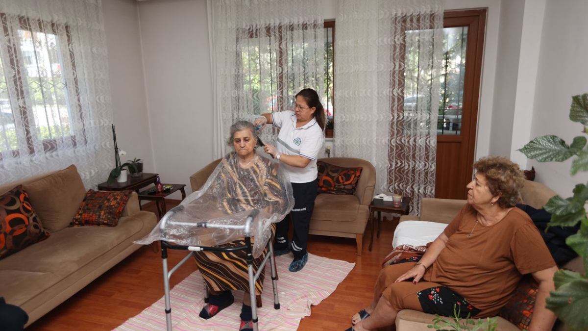 Muğla Büyükşehir’in evde bakım hizmetiyle bayram sevinci kapıya geldi