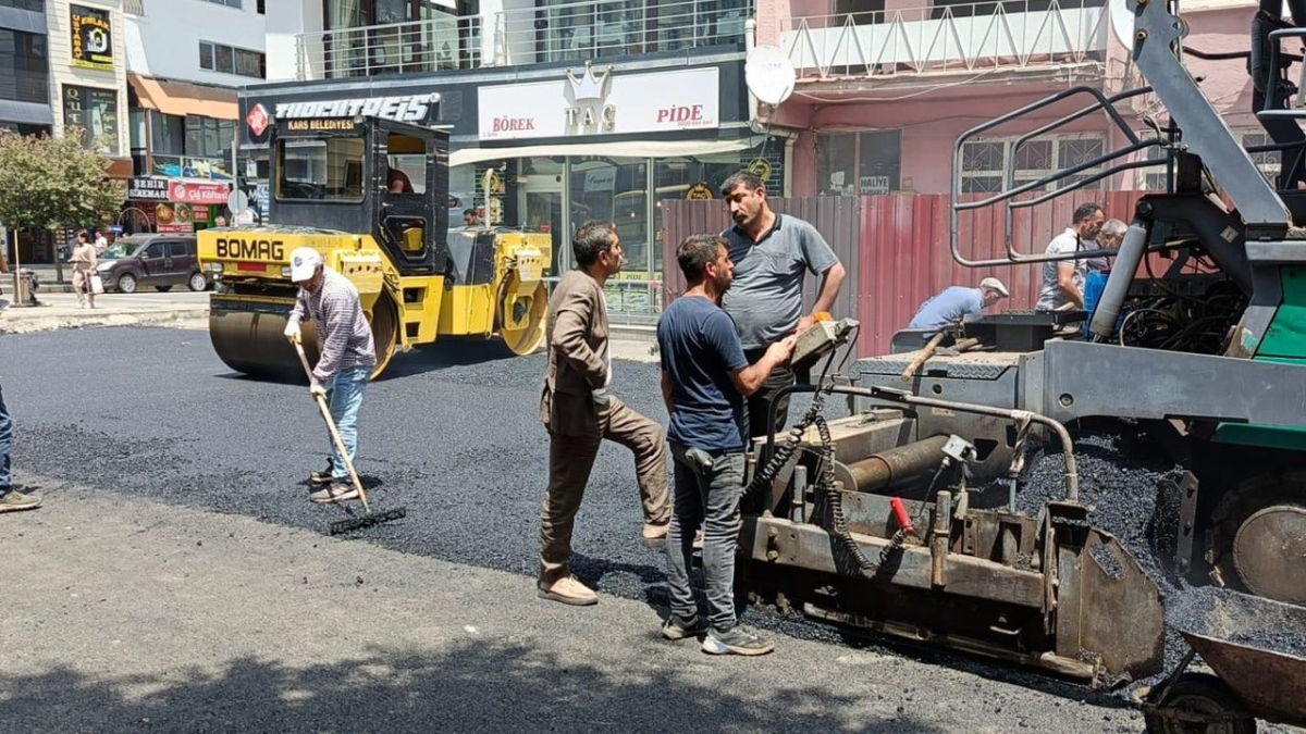 Belediye ekipleri gece gündüz sahada: Kars'ta hummalı yol çalışması başladı