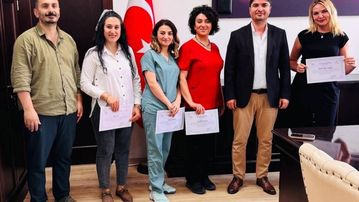 Kars'ta organ bağışına katkı sağlayan sağlık çalışanlarına teşekkür belgesi verildi