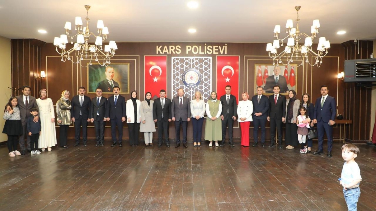 Kars Valisi Ziya Polat, yeni görev yerlerine atanan mülki idare amirleri ile veda programında buluştu