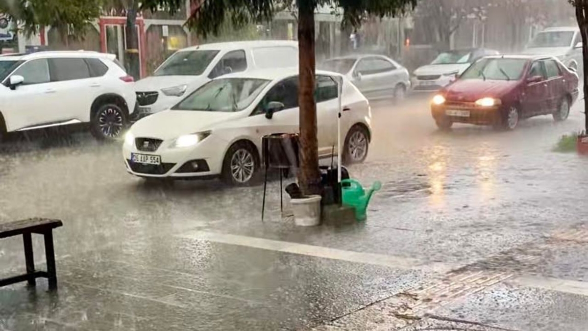 Kars’ta aniden bastıran sağanak hayatı olumsuz etkiledi