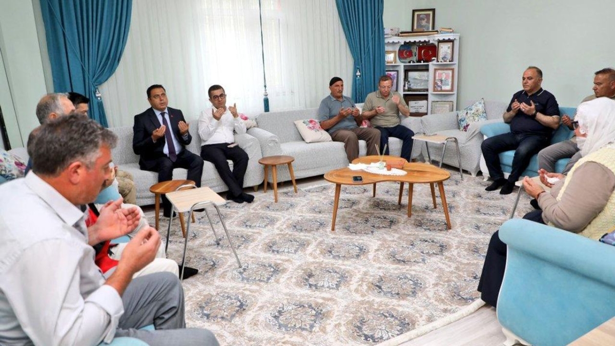 Kars Valisi Ziya Polat'tan şehit babasına 'Babalar Günü' ziyareti