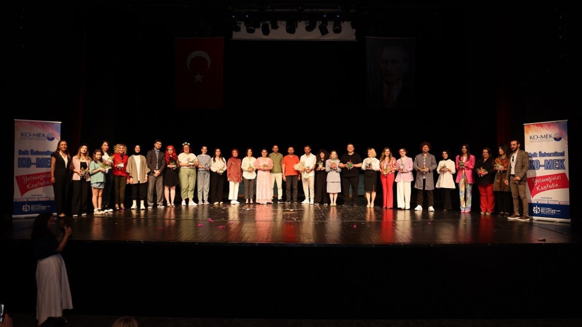 KO-MEK kursiyerlerine sahnede tam not