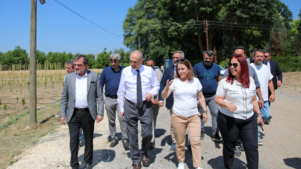 Düzce Belediye Başkanı Dr. Faruk Özlü Tarım Akademisi'nde ilk ata tohumunu dikti
