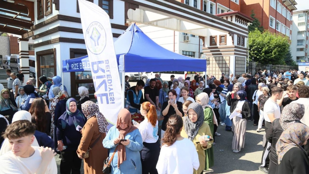 Rize Belediyesi'nden TYT sınavında okul önlerinde ikram ve ücretsiz ulaşım