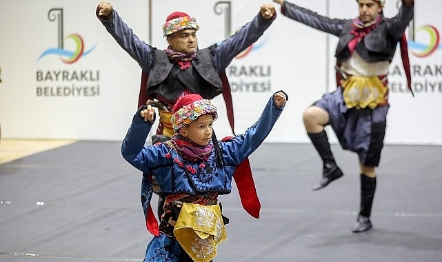 Bayraklı'da halk dansları gösterisi nefes kesti