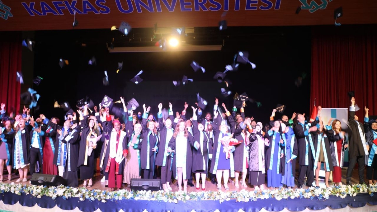 Kars Kafkas Üniversitesi 2024-2025 akademik yılı mezuniyet töreni coşkuyla gerçekleşti