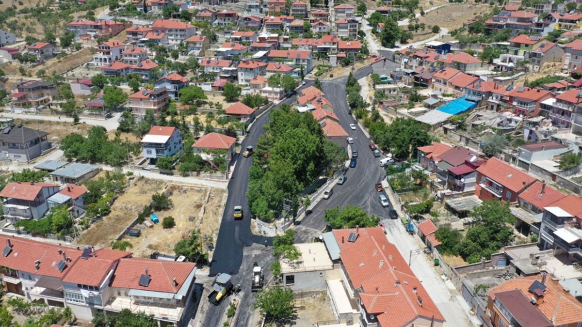 Isparta Valisi Erin, Uluğbey köyü'ndeki asfalt çalışmalarını yerinde inceledi
