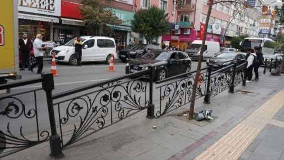 Isparta'da kaldırım kenarlarına yerleştirilen demir korkuluklara vatandaştan tepki
