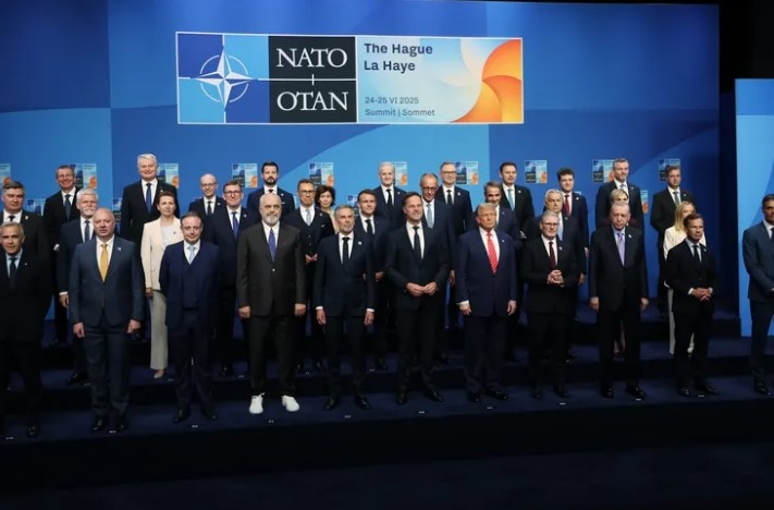 NATO Zirvesi’nde Liderlerden Simgesel Fotoğraf

