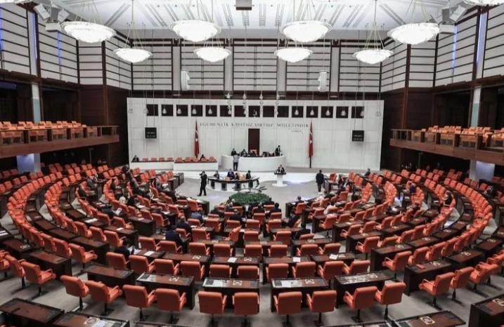 Meclis’in Çalışma Süresi Uzatıldı: Tatil Yok!









