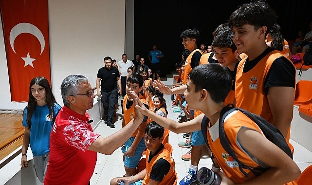 Kemer Belediyesi ücretsiz basketbol ve voleybol kursları başladı 
