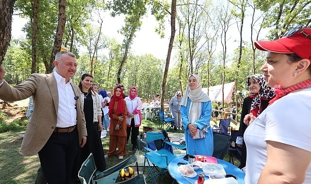 Başkan Büyükakın, Gebze'de annelerin pikniğine katıldı