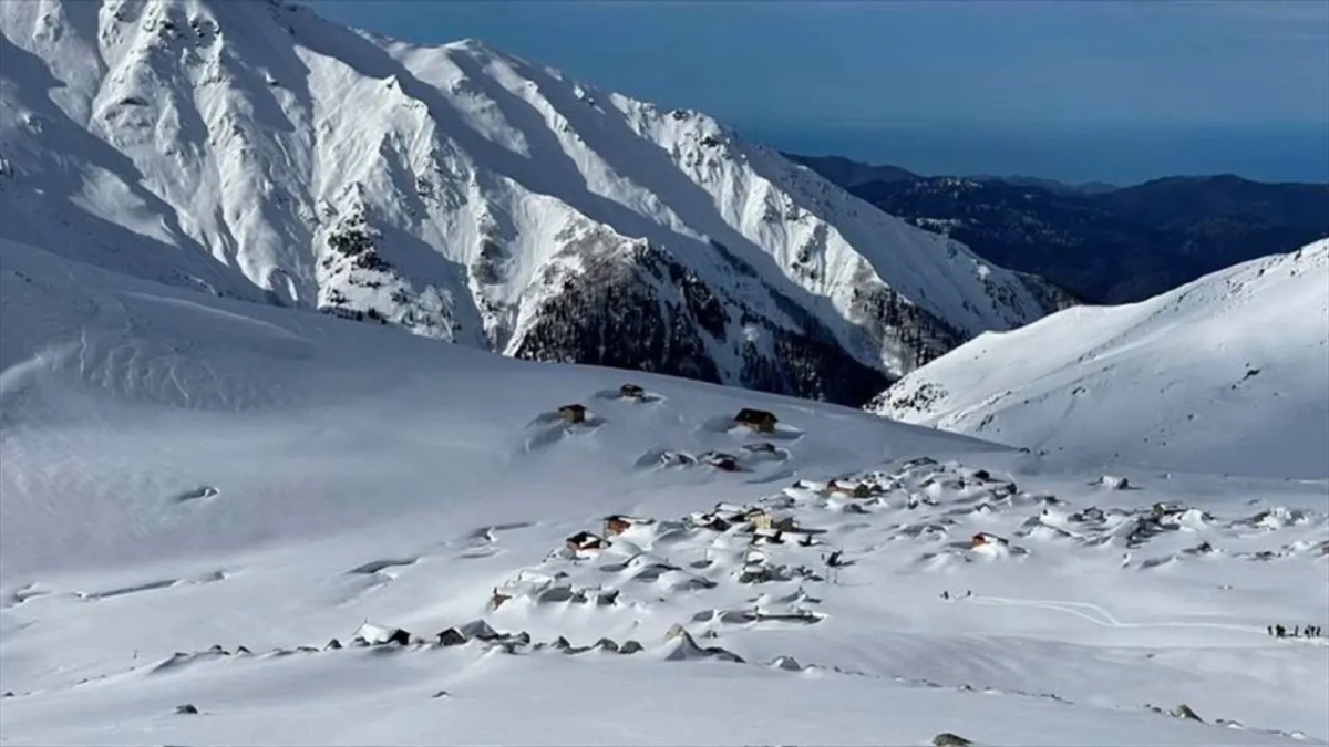Temmuzda kar sürprizi: Rize ve Trabzon’un yaylaları beyaza büründü
