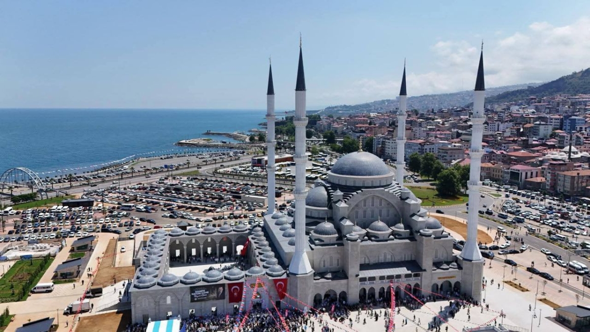 Doğu Karadeniz'in en büyük camisi Hanife Hatun Camii ibadete açıldı