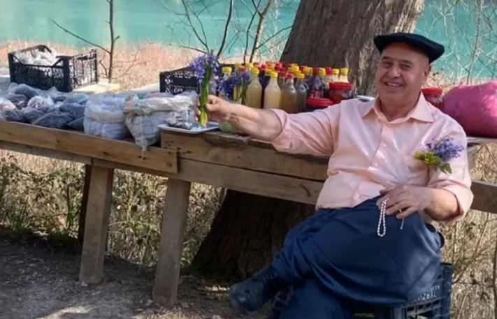 Harita Mühendisi Halil Gök, 20 Yıldır Cebindeki Çiçekle Gönüllere Dokunuyor