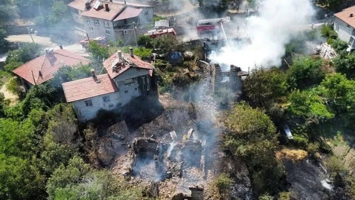 Akseki'de yangın evlere sıçradı: 3 ev zarar gördü