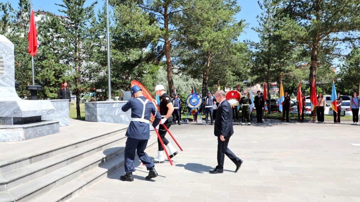 15 Temmuz Demokrasi ve Milli Birlik Günü Kars’ta Çelenk Sunma Töreni ile başladı