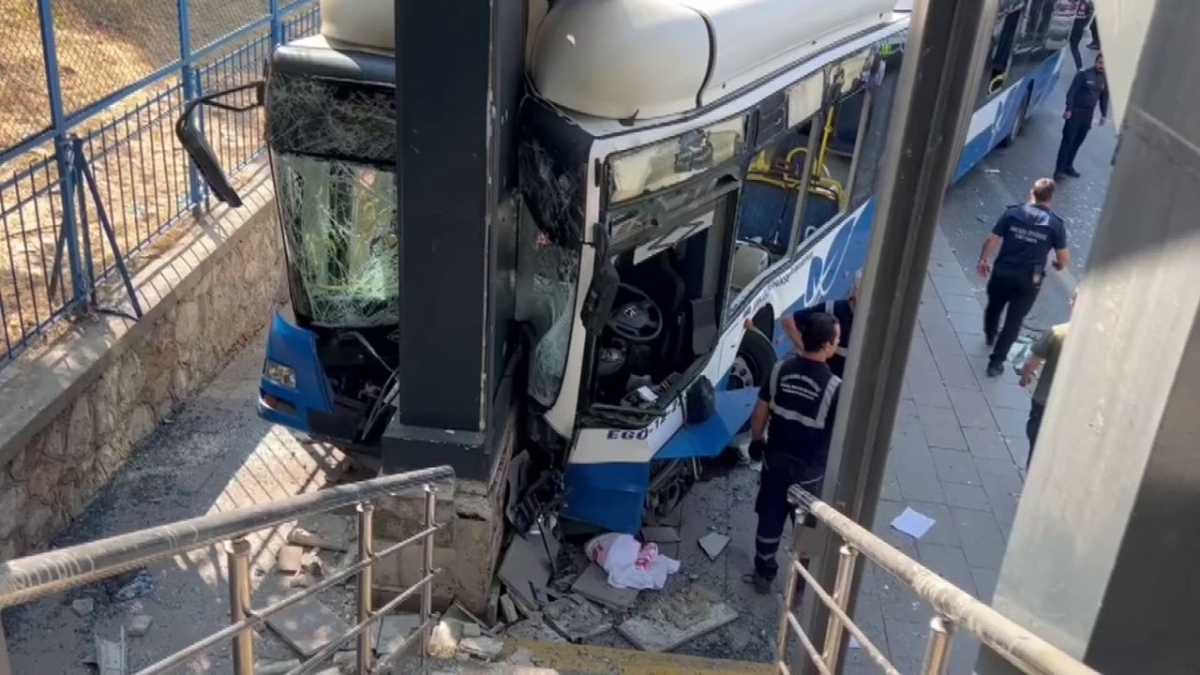 Ankara'da belediye otobüsü kaza yaptı: 20 kişi yaralandı