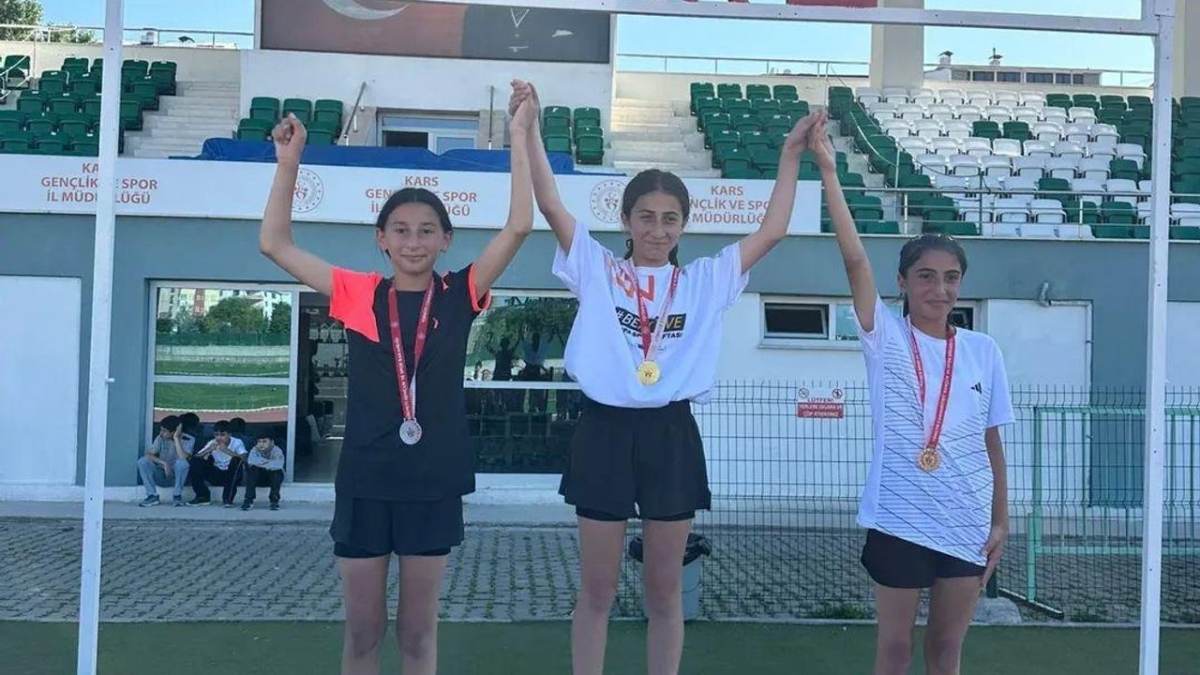 Kars’ta Milli Birlik Günü anısına atletizm yarışması düzenlendi