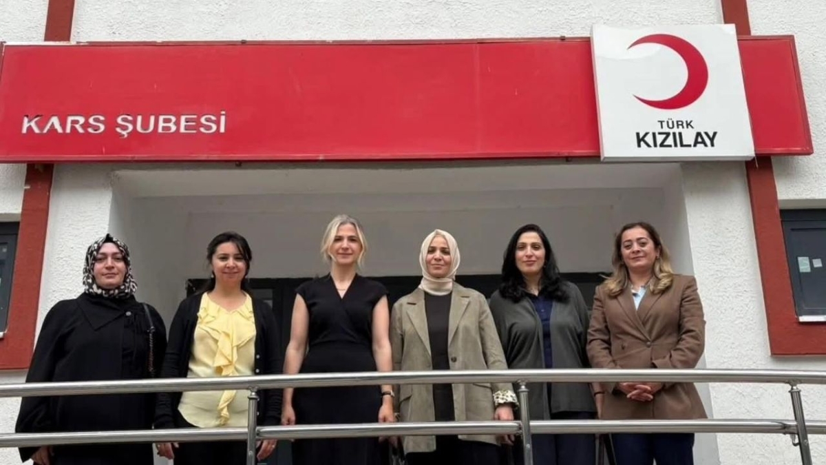 AK Parti Kars Milletvekili Adem Çalkın’ın eşi Aydan Çalkın’dan Türk Kızılay Kars İl Başkanlığı’na anlamlı ziyaret