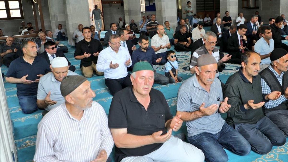 Kars'ta 15 Temmuz şehitleri için düzenlenen mevlid programına Vali Ziya Polat da katıldı