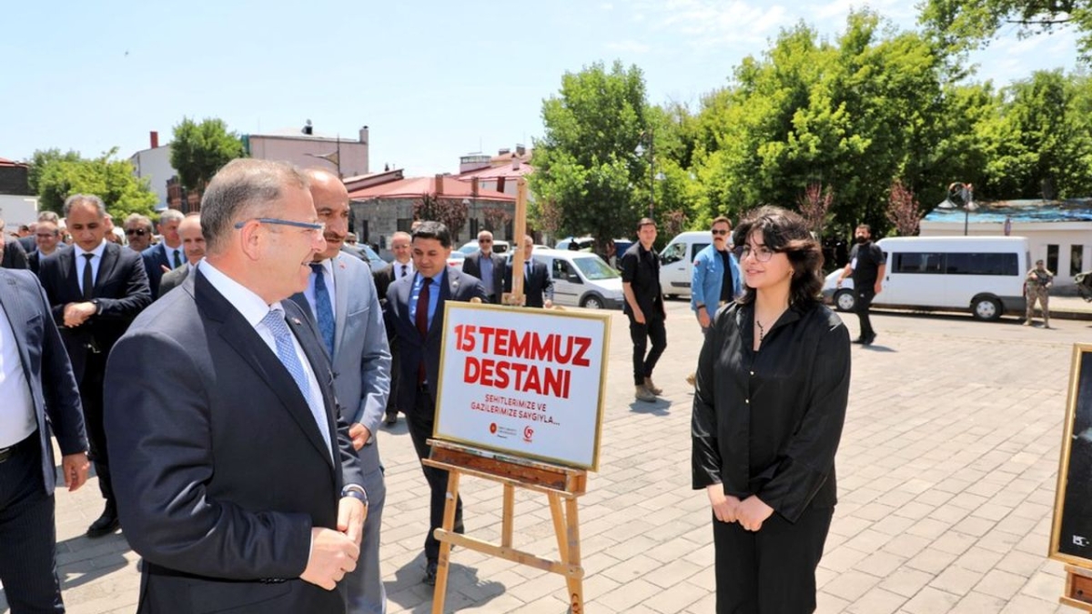 Kars Valisi Ziya Polat, 15 Temmuz anısına resim sergisinin açılışını gerçekleştirdi