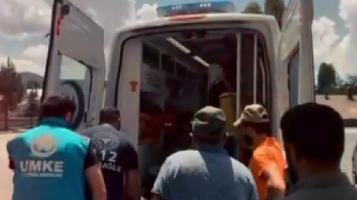 Kars’ın Sarıkamış'ta tarlada yaralanan çiftçinin yarasına 112 Acil merhem oldu