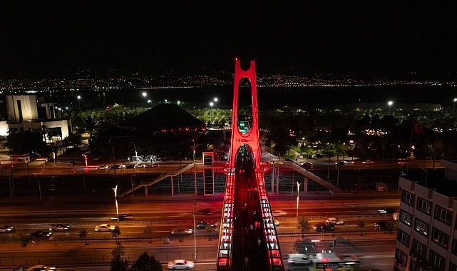 Kocaeli'de üst geçitler al bayrağın renkleriyle ışıldadı