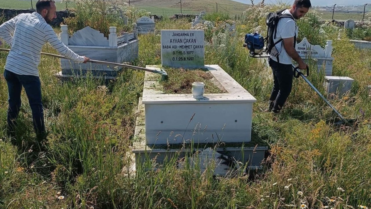 Susuz’da şehit mezarlıklarına vefa: Bakım ve temizlik çalışmaları gerçekleştirildi