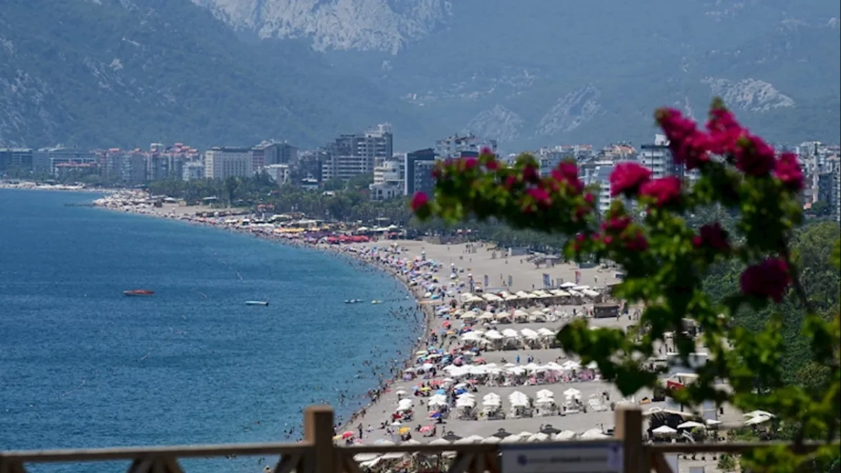 Antalya'da nem yüzde 77’ye ulaştı, sahiller doldu