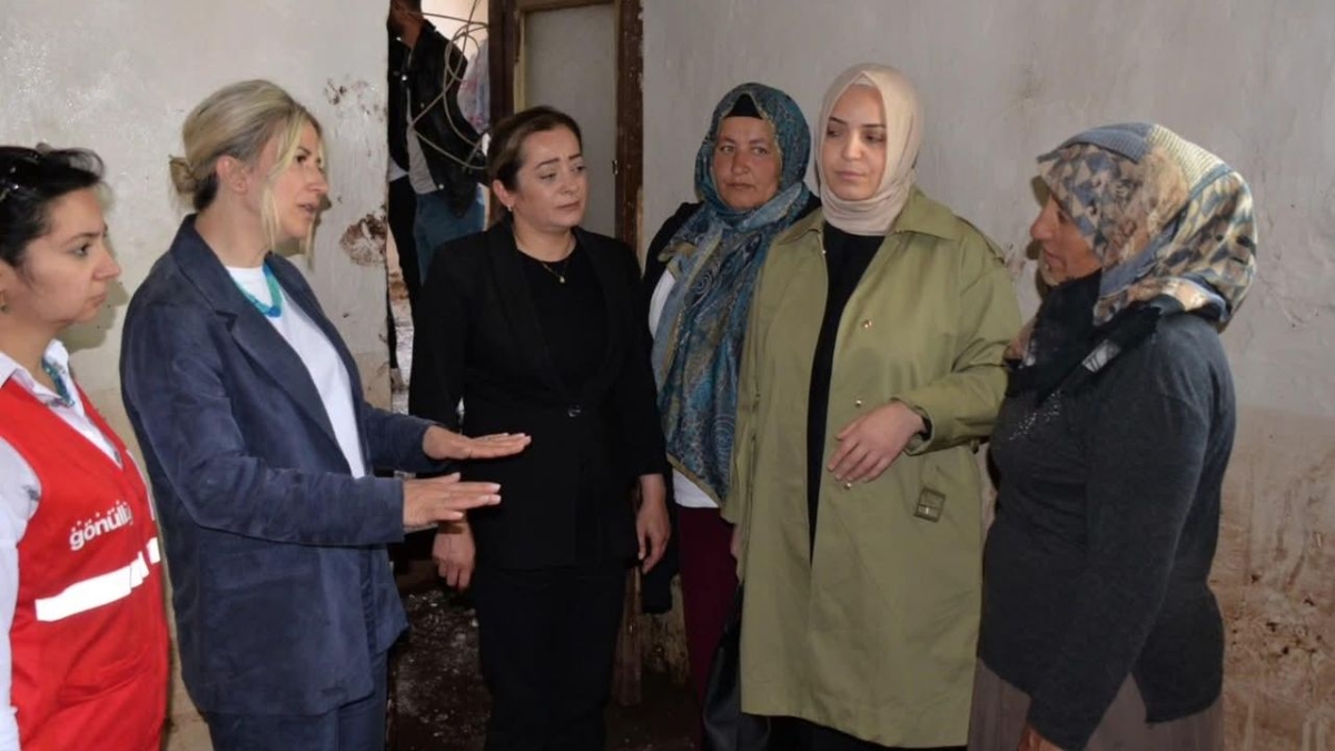 Kars Milletvekili Adem Çalkın’ın eşi Aydan Çalkın'dan sel mağduru kadınlara moral ziyareti