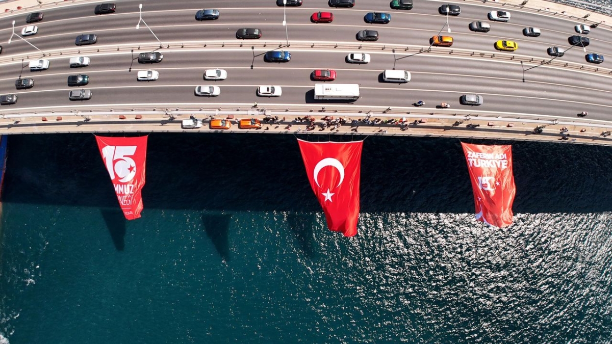 15 Temmuz'un 9. yılında İstanbul'da köprülere Türk Bayrağı asıldı
