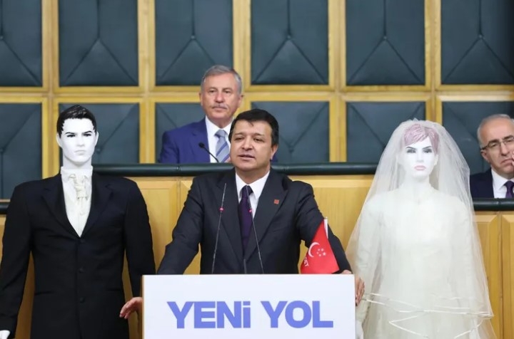 Meclis Kürsüsünde Sürpriz: Arıkan Sunumunu Cansız Mankenlerle Yaptı