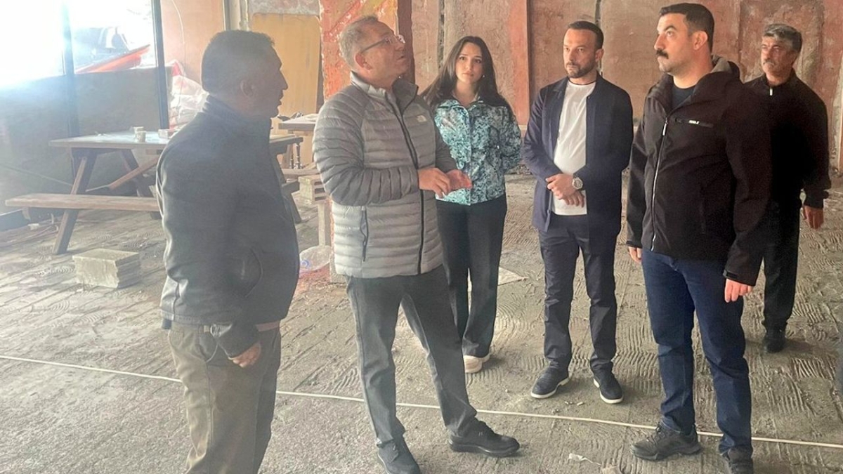 Vali Ziya Polat, Çıldır Gölü kıyısındaki Kütük Ev inşaatında inceleme yaptı