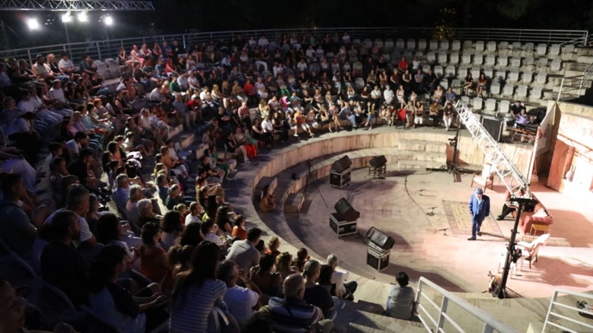 İzmir Efes Amfi Tiyatro'da sanat ve dayanışma