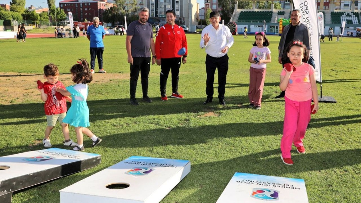 Vali Ziya Polat, Spor Festivali'nde Çocukların Coşkusuna Ortak Oldu