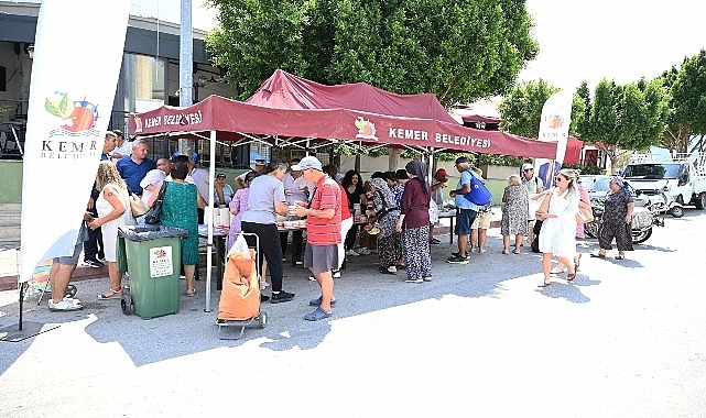 Kemer Belediyesi’nden aşure ikramı 