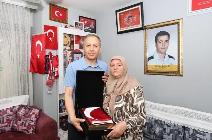 Bakan Yerlikaya’dan Şehit Ailesine Anlamlı Ziyaret









