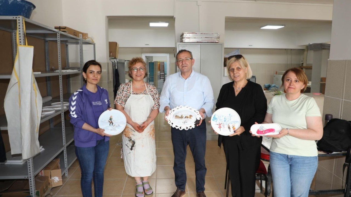 Kars Valisi Ziya Polat, Halk Eğitim Merkezi'ndeki kursiyerlerle buluştu