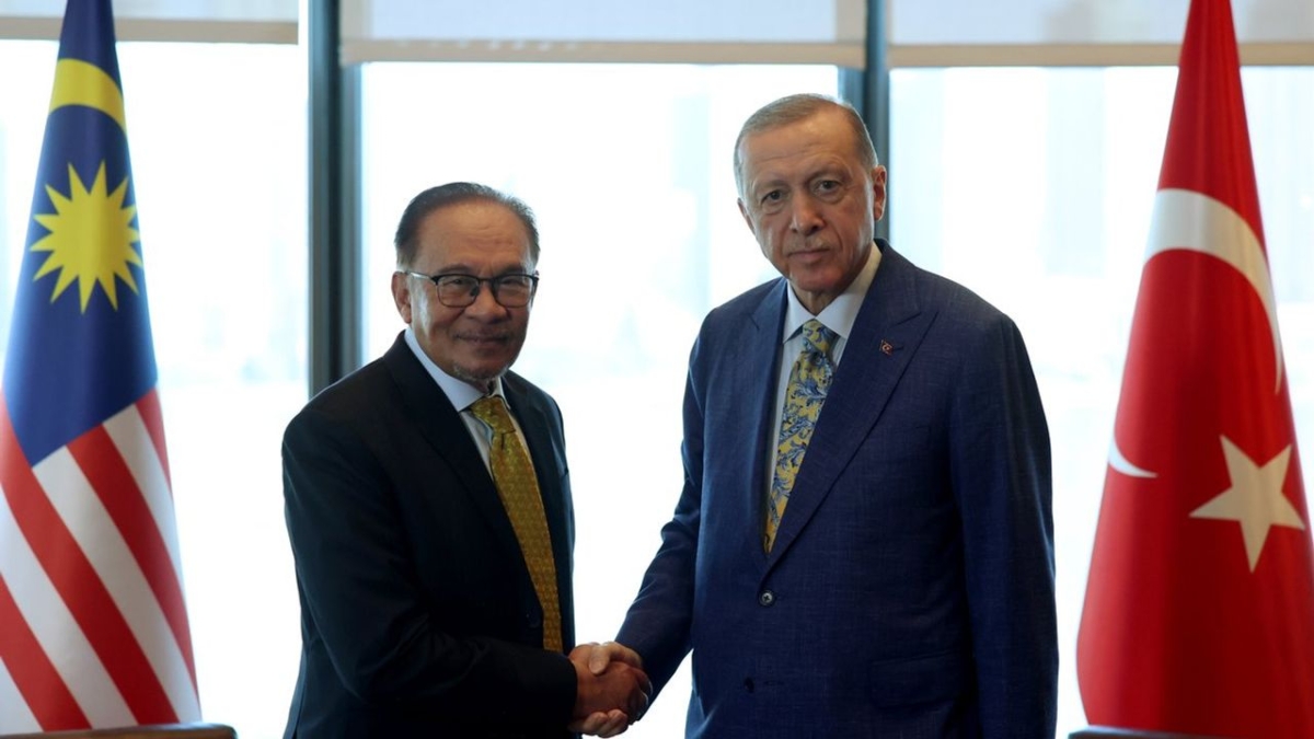 Erdoğan, Malezya Başbakanı Enver İbrahim ile telefon görüşmesi yaptı
