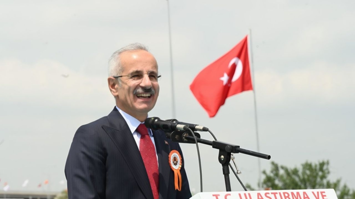 Bakan Uraloğlu'ndan Trabzon'a müjde: Türkiye'de denize yapılan üçüncü havalimanını tasarladık