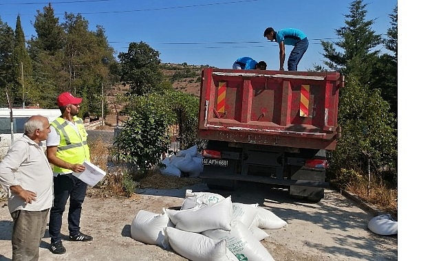 Büyükşehir'den üreticiye tavuk yemi ve ekipman desteği