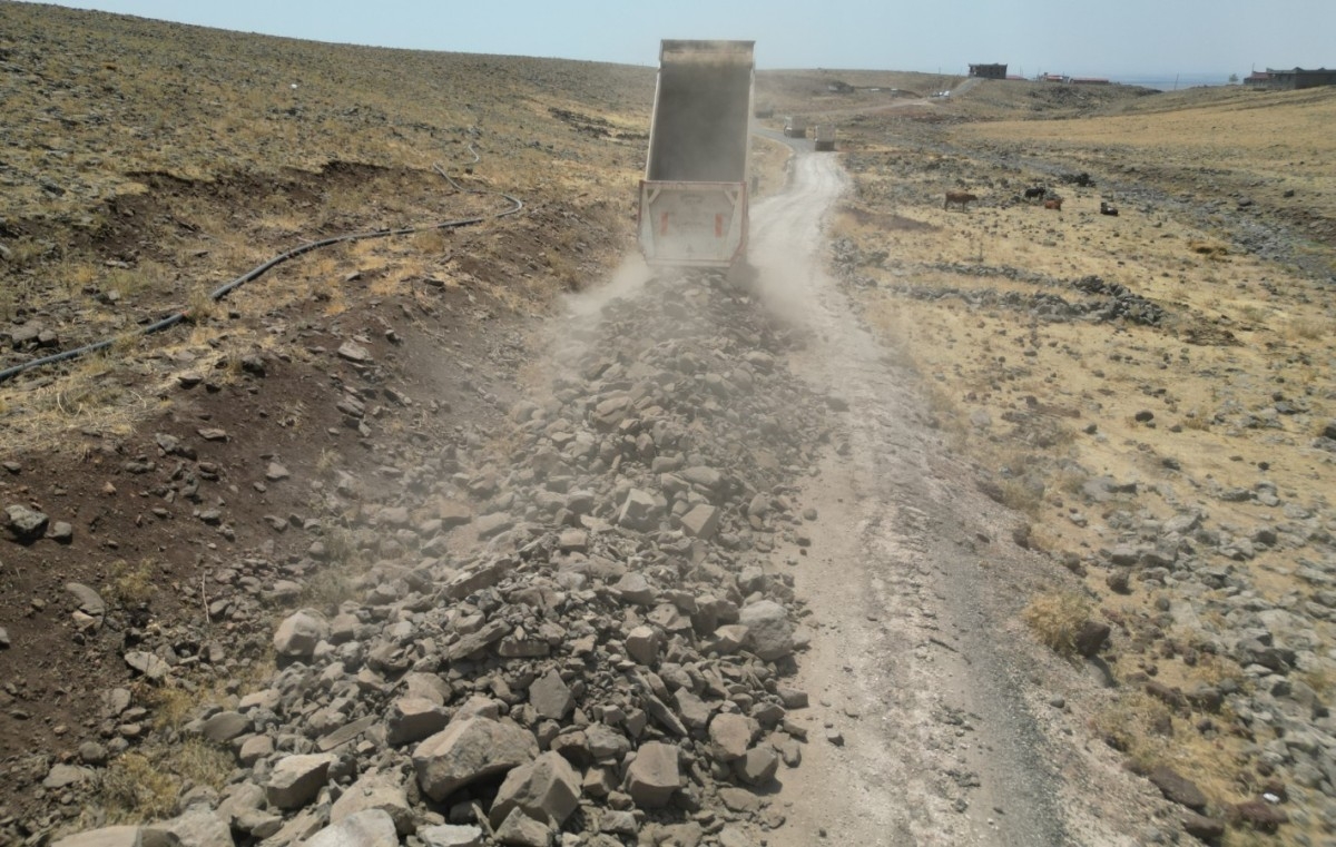 Siverek’te 6 Kilometrelik Yol Betonla Yenileniyor 